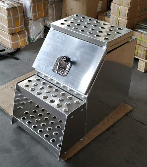 Aluminum 18" saddle step tool box – lockable crossover chest front view
Side angle of aluminum truck tool box with open lid
Locking system close-up for saddle truck toolbox
USB1802A truck tool chest in truck bed install view