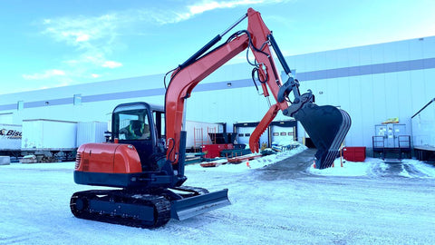 6 Ton Red Mini Excavator at Work in Snow – Side View
Compact Tracked Excavator – Hydraulic Boom in Operation
Mini Excavator Digging in Construction Zone – Model 1027621
Tracked Compact Excavator on Job Site – Red Machine Front View