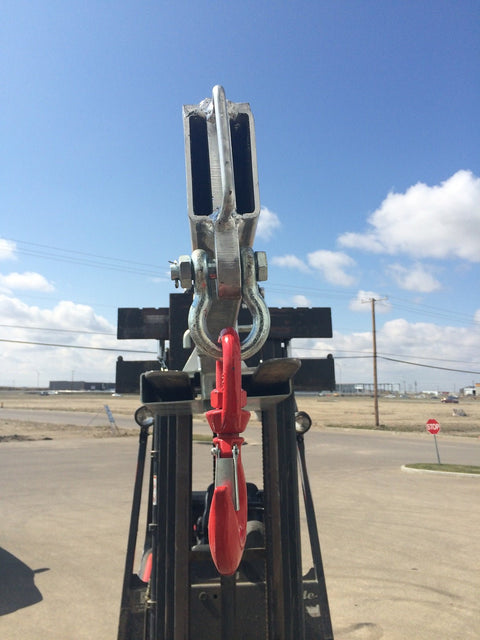 Forklift lifting beam with extension jib attachment
Heavy-duty skid steer jib arm in use
Zinc-coated forklift boom arm – extended
Safety hook and shackle close-up
Forklift lifting with boom attachment in construction site