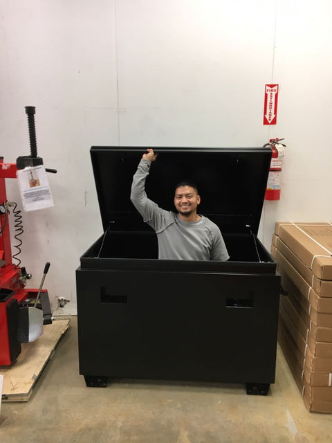 Steel jobsite tool box closed – front view
Heavy-duty black metal storage chest with lid open
Industrial-grade tool chest with reinforced lid and lock system