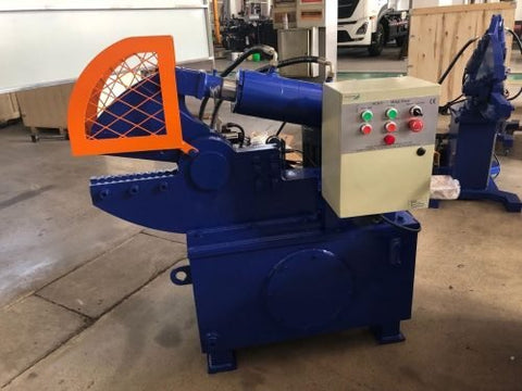 “250 Ton Scrap Metal Hydraulic Shear – front view”
“Industrial alligator shear cutting heavy-duty scrap”
“Blue hydraulic shear machine for metal recycling”