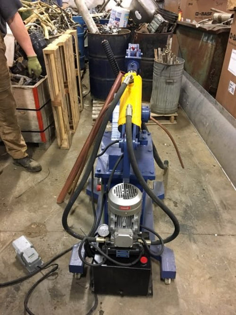 “96 ton hydraulic alligator shear cutting steel rod”
“250 ton scrap metal shear machine for recycling”
“Heavy-duty hydraulic metal shear with foot pedal control”
“Blue scrap shear machine – AS601PH model”