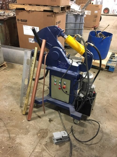 “96 ton hydraulic alligator shear cutting steel rod”
“250 ton scrap metal shear machine for recycling”
“Heavy-duty hydraulic metal shear with foot pedal control”
“Blue scrap shear machine – AS601PH model”