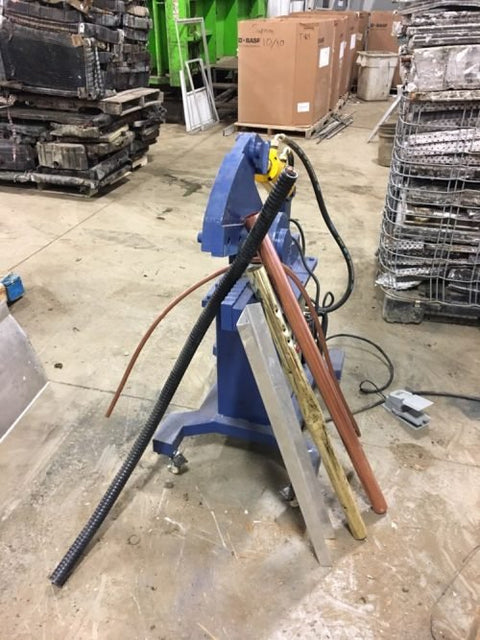 “96 ton hydraulic alligator shear cutting steel rod”
“250 ton scrap metal shear machine for recycling”
“Heavy-duty hydraulic metal shear with foot pedal control”
“Blue scrap shear machine – AS601PH model”