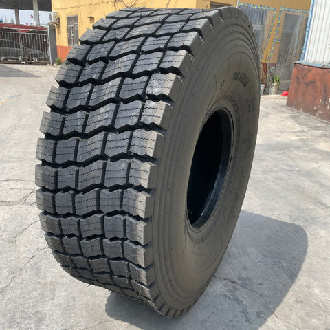 Radial loader tire with deep winter traction tread
20.5R25 OTR tire – sidewall and tread view
Premium mud and snow tire on display
Heavy-duty snow tire for construction equipment
Side-by-side comparison of OTR radial tires