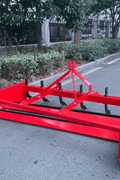 7 FT box scraper land leveler for tractors – red heavy-duty steel frame
Side view of red 3-point box scraper attachment with shanks
Land leveler blade attachment for Category 1 tractors – 7 foot wide