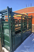 Front view of livestock squeeze chute with headgate
Side access cattle chute with secure latching panels
Cattle chute showing anti-slip flooring
Galvanized steel construction on the squeeze chute
Cattle chute in an outdoor ranch environment
Manual headgate opening on the chute