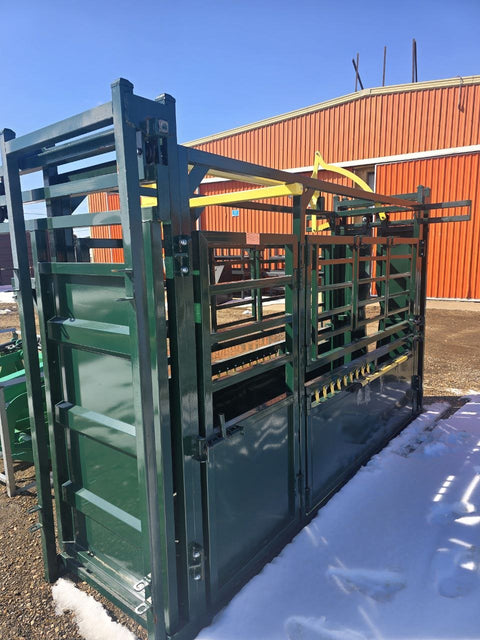 Front view of livestock squeeze chute with headgate
Side access cattle chute with secure latching panels
Cattle chute showing anti-slip flooring
Galvanized steel construction on the squeeze chute
Cattle chute in an outdoor ranch environment
Manual headgate opening on the chute