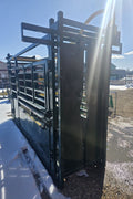 Front view of livestock squeeze chute with headgate
Side access cattle chute with secure latching panels
Cattle chute showing anti-slip flooring
Galvanized steel construction on the squeeze chute
Cattle chute in an outdoor ranch environment
Manual headgate opening on the chute