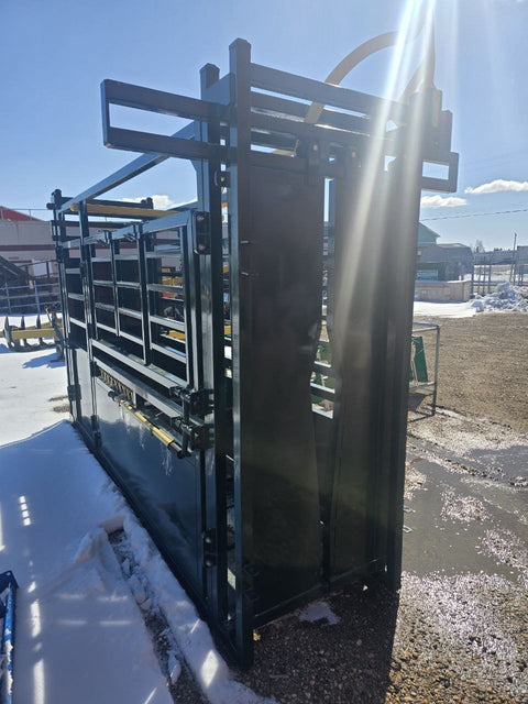 Front view of livestock squeeze chute with headgate
Side access cattle chute with secure latching panels
Cattle chute showing anti-slip flooring
Galvanized steel construction on the squeeze chute
Cattle chute in an outdoor ranch environment
Manual headgate opening on the chute