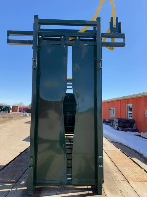 Front view of livestock squeeze chute with headgate
Side access cattle chute with secure latching panels
Cattle chute showing anti-slip flooring
Galvanized steel construction on the squeeze chute
Cattle chute in an outdoor ranch environment
Manual headgate opening on the chute