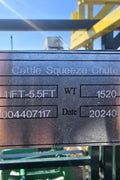 Front view of livestock squeeze chute with headgate
Side access cattle chute with secure latching panels
Cattle chute showing anti-slip flooring
Galvanized steel construction on the squeeze chute
Cattle chute in an outdoor ranch environment
Manual headgate opening on the chute