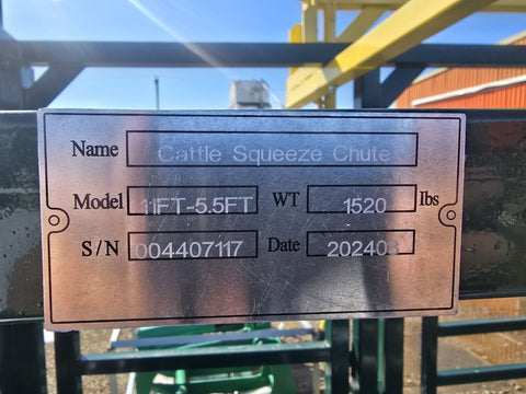 Front view of livestock squeeze chute with headgate
Side access cattle chute with secure latching panels
Cattle chute showing anti-slip flooring
Galvanized steel construction on the squeeze chute
Cattle chute in an outdoor ranch environment
Manual headgate opening on the chute