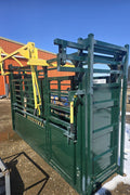 Front view of livestock squeeze chute with headgate
Side access cattle chute with secure latching panels
Cattle chute showing anti-slip flooring
Galvanized steel construction on the squeeze chute
Cattle chute in an outdoor ranch environment
Manual headgate opening on the chute