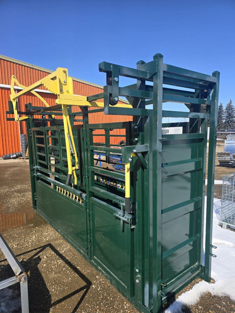 Front view of livestock squeeze chute with headgate
Side access cattle chute with secure latching panels
Cattle chute showing anti-slip flooring
Galvanized steel construction on the squeeze chute
Cattle chute in an outdoor ranch environment
Manual headgate opening on the chute