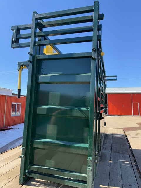 Front view of livestock squeeze chute with headgate
Side access cattle chute with secure latching panels
Cattle chute showing anti-slip flooring
Galvanized steel construction on the squeeze chute
Cattle chute in an outdoor ranch environment
Manual headgate opening on the chute