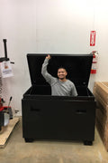 Steel jobsite tool box closed – front view

Heavy-duty black metal storage chest with lid open

Industrial-grade tool chest with reinforced lid and lock system